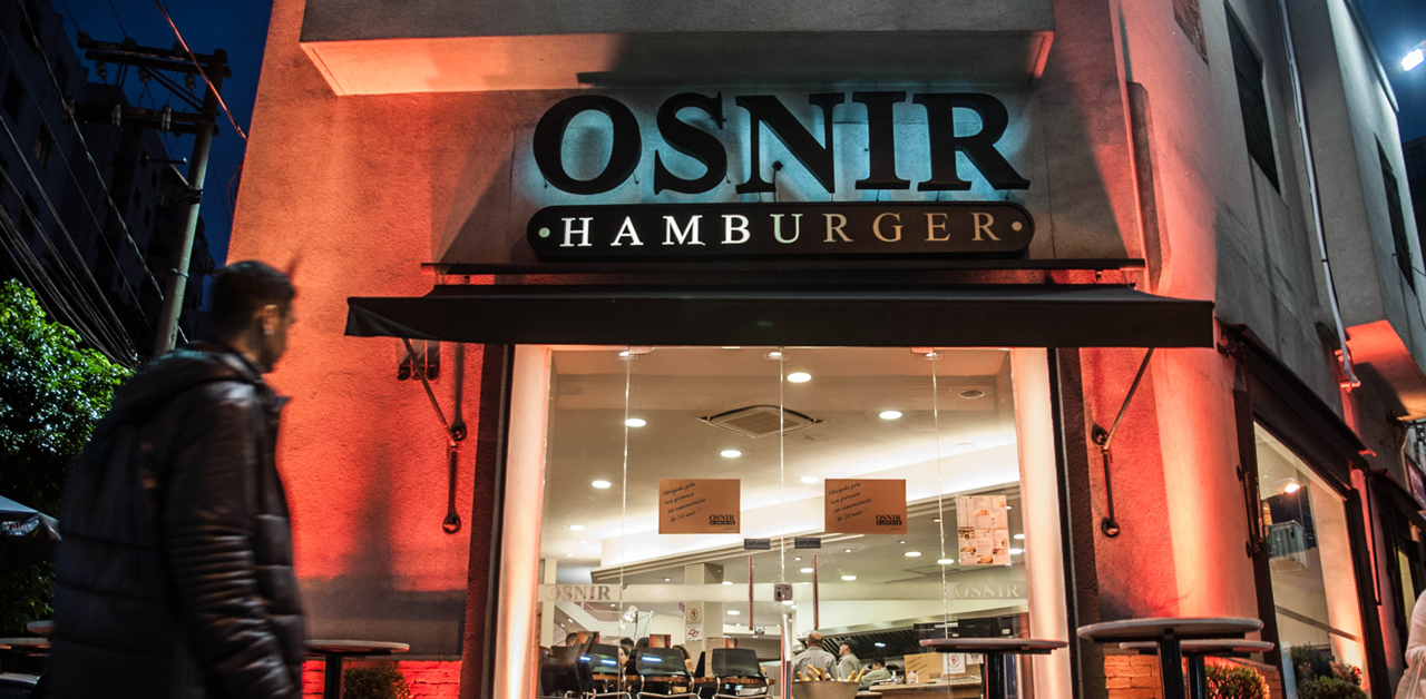 Fachada da Osnir Hamburger à noite
