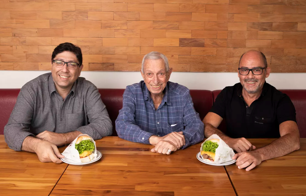 Três gerações da família Zerbinatti à mesa na Osnir Hamburger
