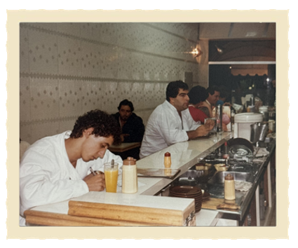 Clientes no balcão da Osnir